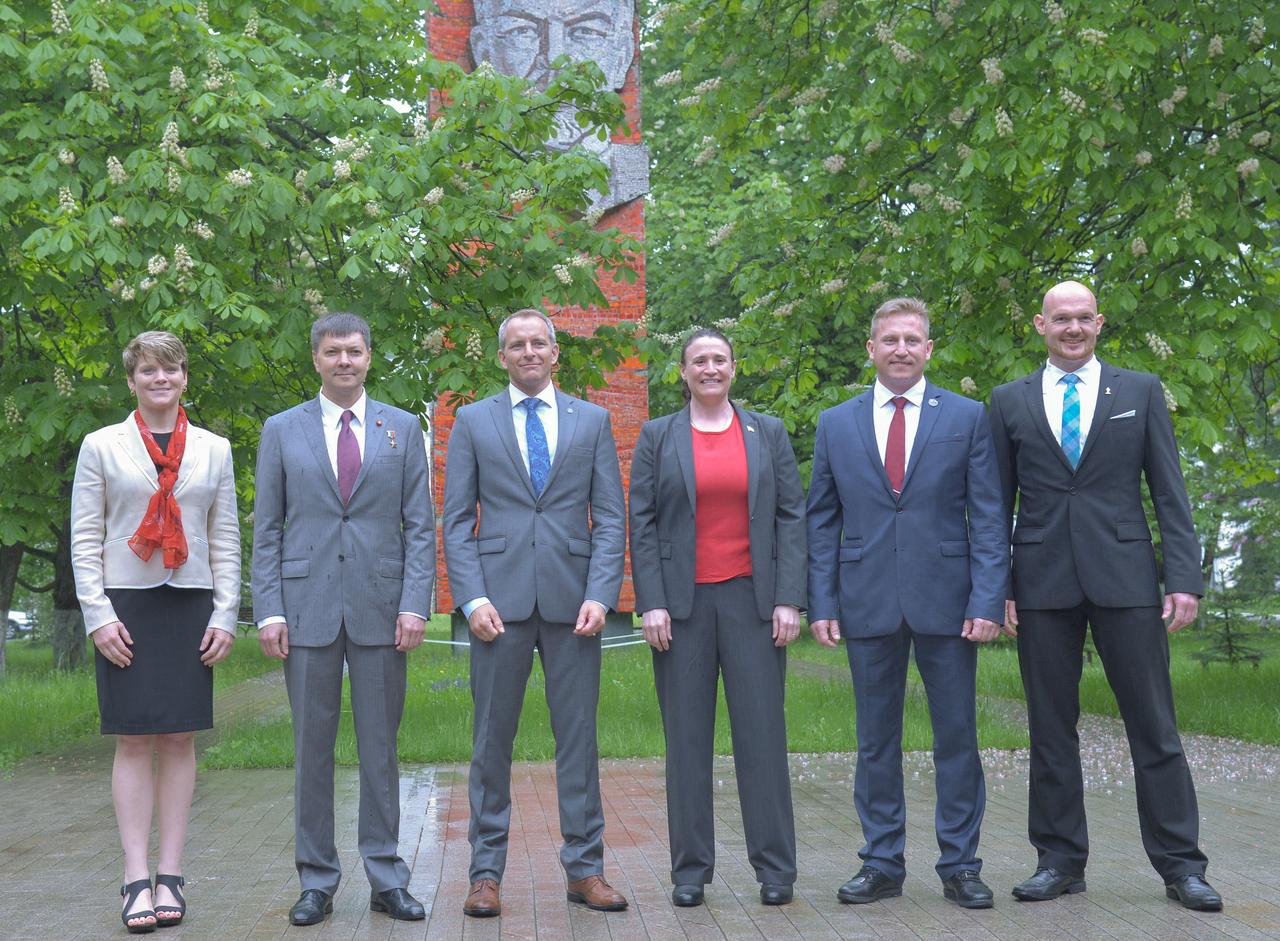 jsc2018e050027 - At the Gagarin Cosmonaut Training Center in Star City, Russia, the Expedition 56 prime and backup crewmembers pose for pictures in front of the statue of Vladimir Lenin May 19 before boarding a bus that took them to a nearby airfield for a flight to their launch site at the Baikonur Cosmodrome in Kazakhstan. From left to right are the backup crewmembers, Anne McClain of NASA, Oleg Kononenko of Roscosmos and David Saint-Jacques of the Canadian Space Agency, and the prime crew, Serena Aunon-Chancellor of NASA, Sergey Prokopyev of Roscosmos and Alexander Gerst of the European Space Agency. Aunon-Chancellor, Prokopyev and Gerst will launch June 6 on the Soyuz MS-09 spacecraft from Baikonur for a six-month mission on the International Space Station...NASA/Elizabeth Weissinger.