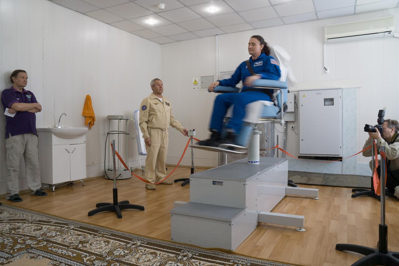 jsc2018e050829 - At the Cosmonaut Hotel crew quarters in Baikonur, Kazakhstan, Expedition 56 prime crewmember Serena Aunon-Chancellor of NASA takes a spin in a rotating chair May 29 to test her vestibular system as part of pre-launch activities. Aunon-Chancellor, Alexander Gerst of the European Space Agency and Sergey Prokopyev of Roscosmos will launch June 6 from the Baikonur Cosmodrome in Kazakhstan on the Soyuz MS-09 spacecraft for a six-month mission on the International Space Station...NASA/Victor Zelentsov.