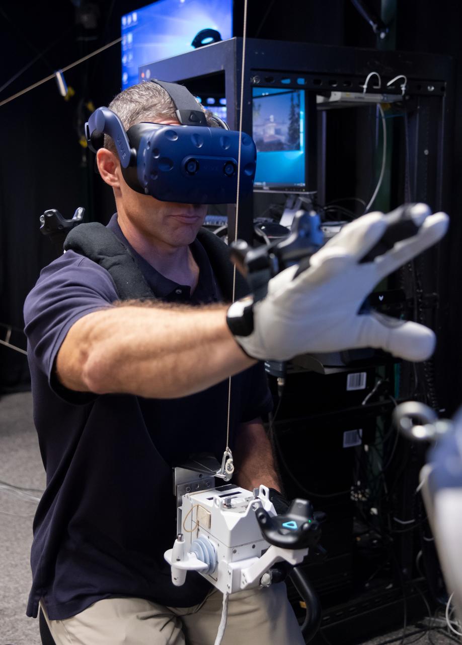 Commercial Crew Astronaut Mike Hopkins practices spacewalking in the Virtual Reality Lab at Johnson Space Center in Houston. The training provides real-time graphics and motion simulators to replicate the space environment. NASA’s Commercial Crew Program is working with Boeing and SpaceX to return human spaceflight launches to the United States in 2019. Hopkins is assigned to SpaceX’s first operational mission after the company’s test flight with crew.