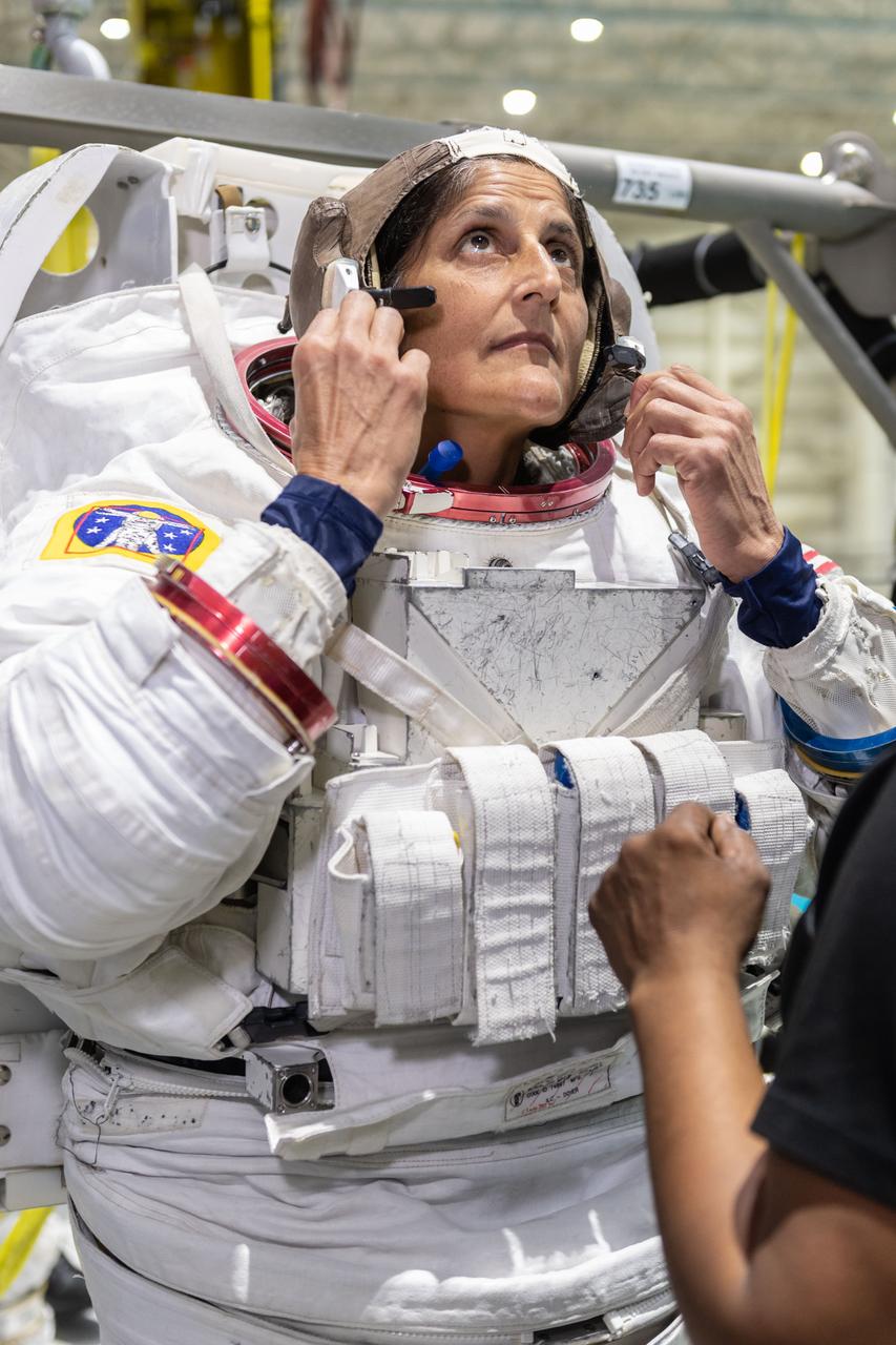 Commercial Crew Program astronaut training with Boeing PCM crew members Suni Williams & Josh Cassada during ISS EVA Maintenance 1 training at the NBL.