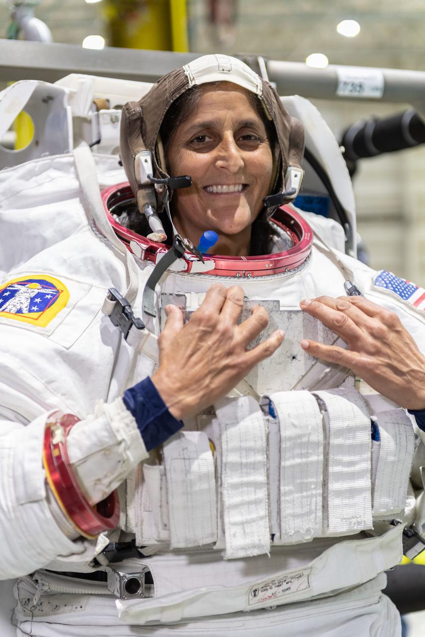 Commercial Crew Program astronaut training with Boeing PCM crew members Suni Williams & Josh Cassada during ISS EVA Maintenance 1 training at the NBL.
