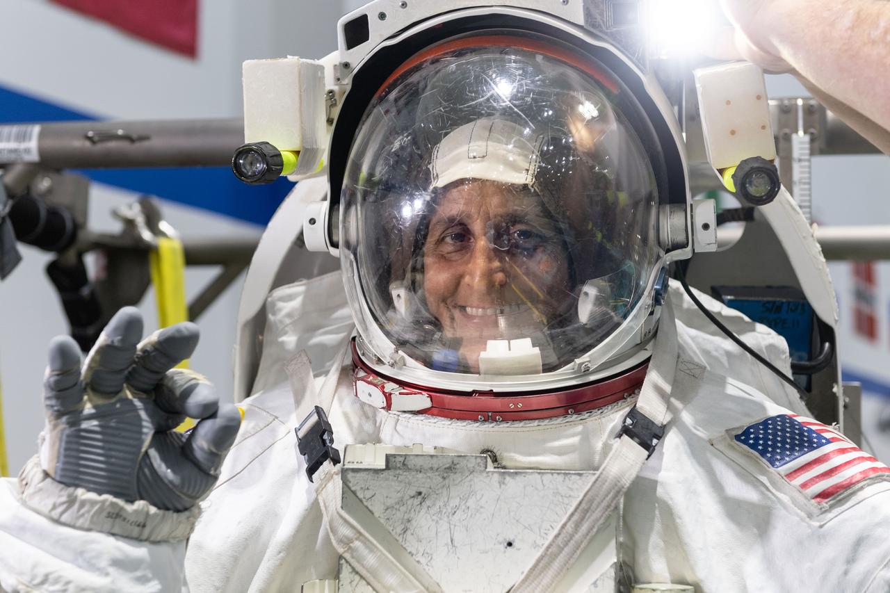 Commercial Crew Program astronaut training with Boeing PCM crew members Suni Williams & Josh Cassada during ISS EVA Maintenance 1 training at the NBL.