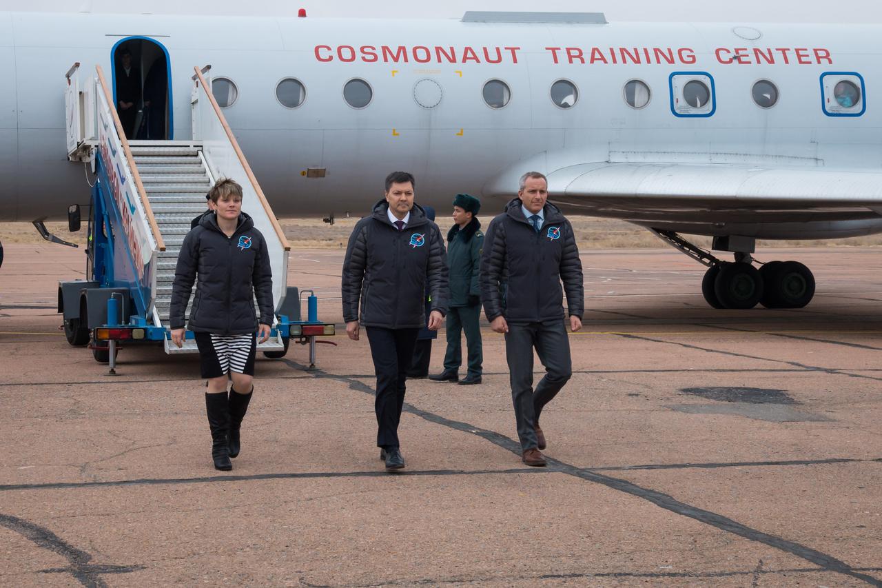 jsc2018e097262 - Expedition 58 crewmembers Anne McClain of NASA (left), Oleg Kononenko of Roscosmos (center) and David Saint-Jacques of the Canadian Space Agency (right) arrive at their launch site in Baikonur, Kazakhstan Nov. 19 for final pre-launch training. They will launch Dec. 3 on the Soyuz MS-11 spacecraft from the Baikonur Cosmodrome in Kazakhstan for a six-and-a-half month mission on the International Space Station...NASA/Victor Zelentsov.
