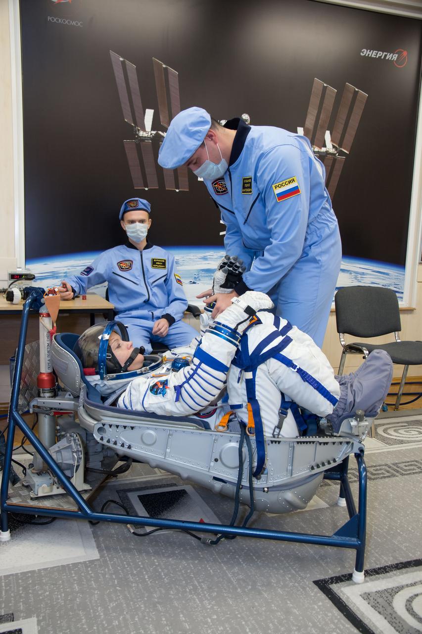 jsc2018e097296 - In the Integration Facility at the Baikonur Cosmodrome in Kazakhstan, Expedition 58 crewmember Anne McClain of NASA conducts a pressure and leak check of her Russian Sokol launch and entry suit Nov. 20. McClain, Oleg Kononenko of Roscosmos and David Saint-Jacques of the Canadian Space Agency will launch Dec. 3 on the Soyuz MS-11 spacecraft from the Baikonur Cosmodrome for a six-and-a-half month mission on the International Space Station...NASA/Victor Zelentsov.