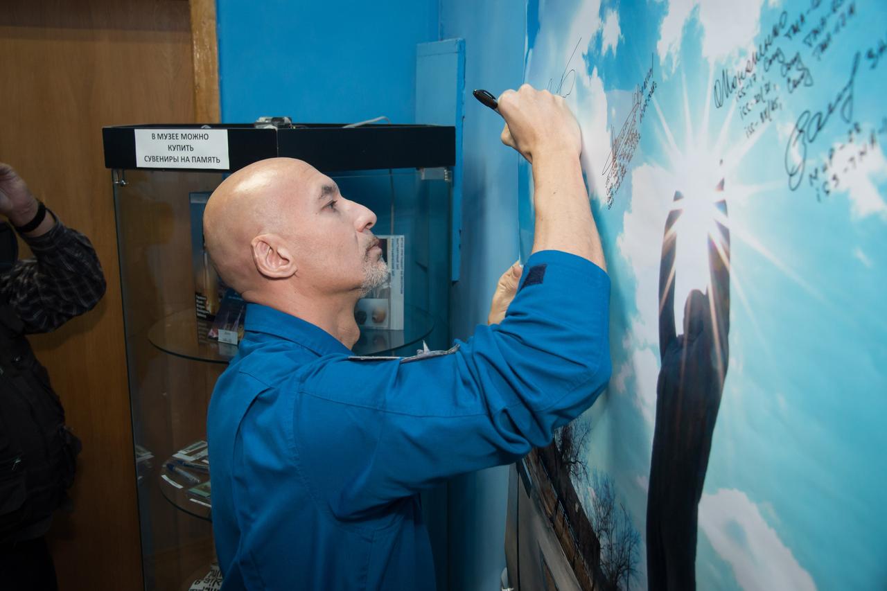 jsc2018e097321 - At the Baikonur Museum in the town of Baikonur, Kazakhstan, Expedition 58 backup crewmember Luca Parmitano of the European Space Agency signs a wall mural Nov. 21 in a traditional pre-launch activity. He is one of the backups to Anne McClain of NASA, Oleg Kononenko of Roscosmos and David Saint-Jacques of the Canadian Space Agency, who will launch Dec. 3 on the Soyuz MS-11 spacecraft from the Baikonur Cosmodrome in Kazakhstan for a six-and-a-half month mission on the International Space Station...NASA/Victor Zelentsov.