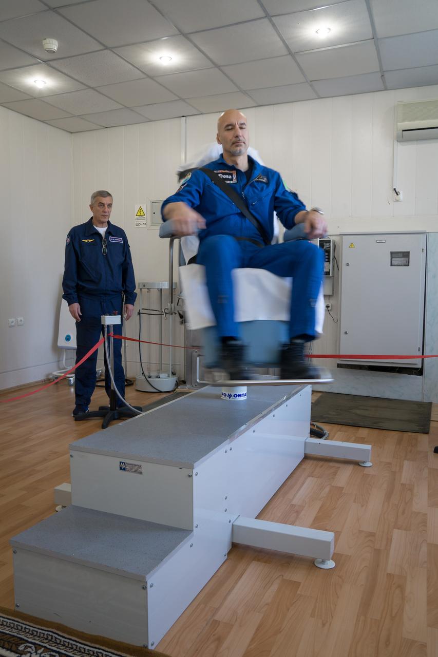 jsc2018e097770 - At the Cosmonaut Hotel crew quarters in Baikonur, Kazakhstan, Expedition 58 backup crewmember Luca Parmitano of the European Space Agency conducts vestibular system response training in a spinning chair Nov. 27 as part of pre-launch training. He is one of the backups to prime crewmembers Anne McClain of NASA, Oleg Kononenko of Roscosmos and David Saint-Jacques of the Canadian Space Agency who will launch Dec. 3 on the Soyuz MS-11 spacecraft from the Baikonur Cosmodrome in Kazakhstan for a six-and-a-half month mission on the International Space Station...NASA/Victor Zelentsov.
