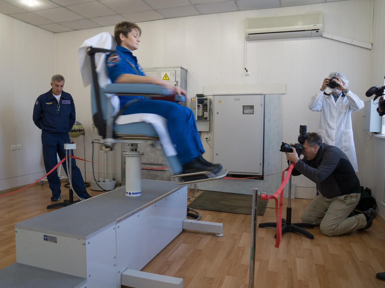 jsc2018e097775 - At the Cosmonaut Hotel crew quarters in Baikonur, Kazakhstan, Expedition 58 crewmember Anne McClain of NASA conducts vestibular system response training in a spinning chair Nov. 27 as part of pre-launch training. McClain, David Saint-Jacques of the Canadian Space Agency and Oleg Kononenko of Roscosmos will launch Dec. 3 on the Soyuz MS-11 spacecraft from the Baikonur Cosmodrome in Kazakhstan for a six-and-a-half month mission on the International Space Station...NASA/Victor Zelentsov.