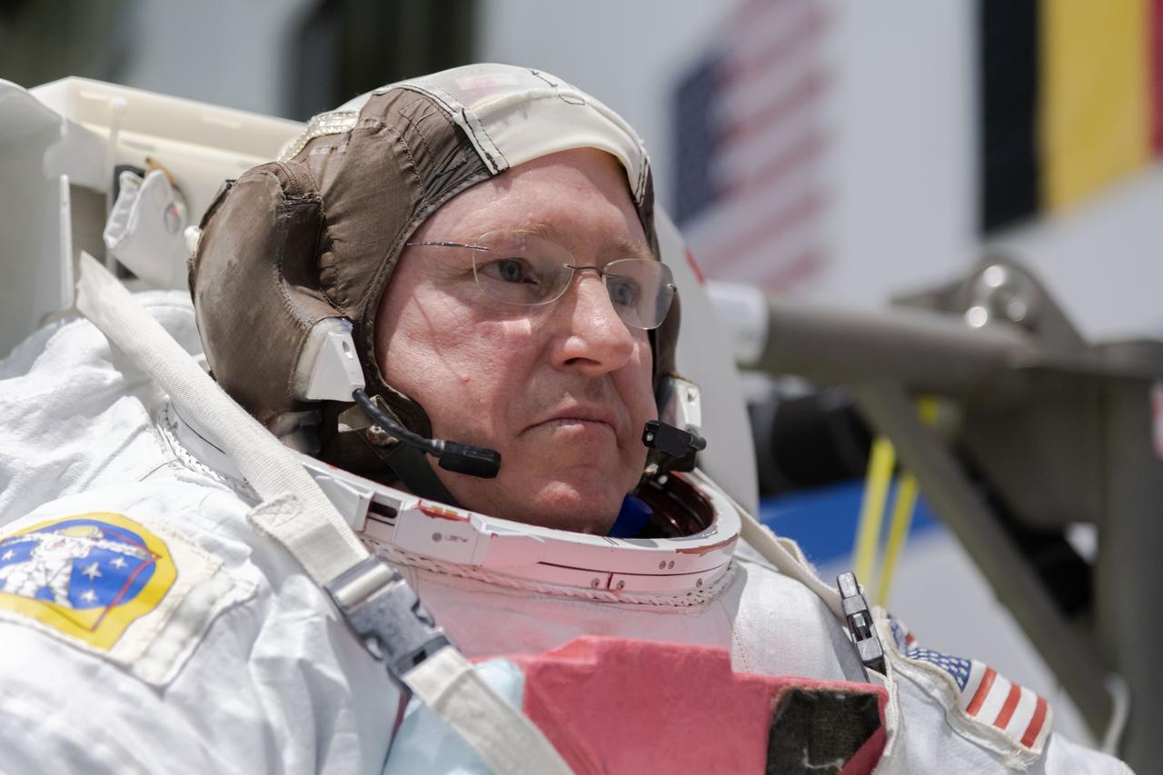 Boeing CFT crew member Mike Fincke with backup Barry "Butch" Wilmore during Boeing CFT/59S BU ISS EVA Maintenance 1 PRF training.