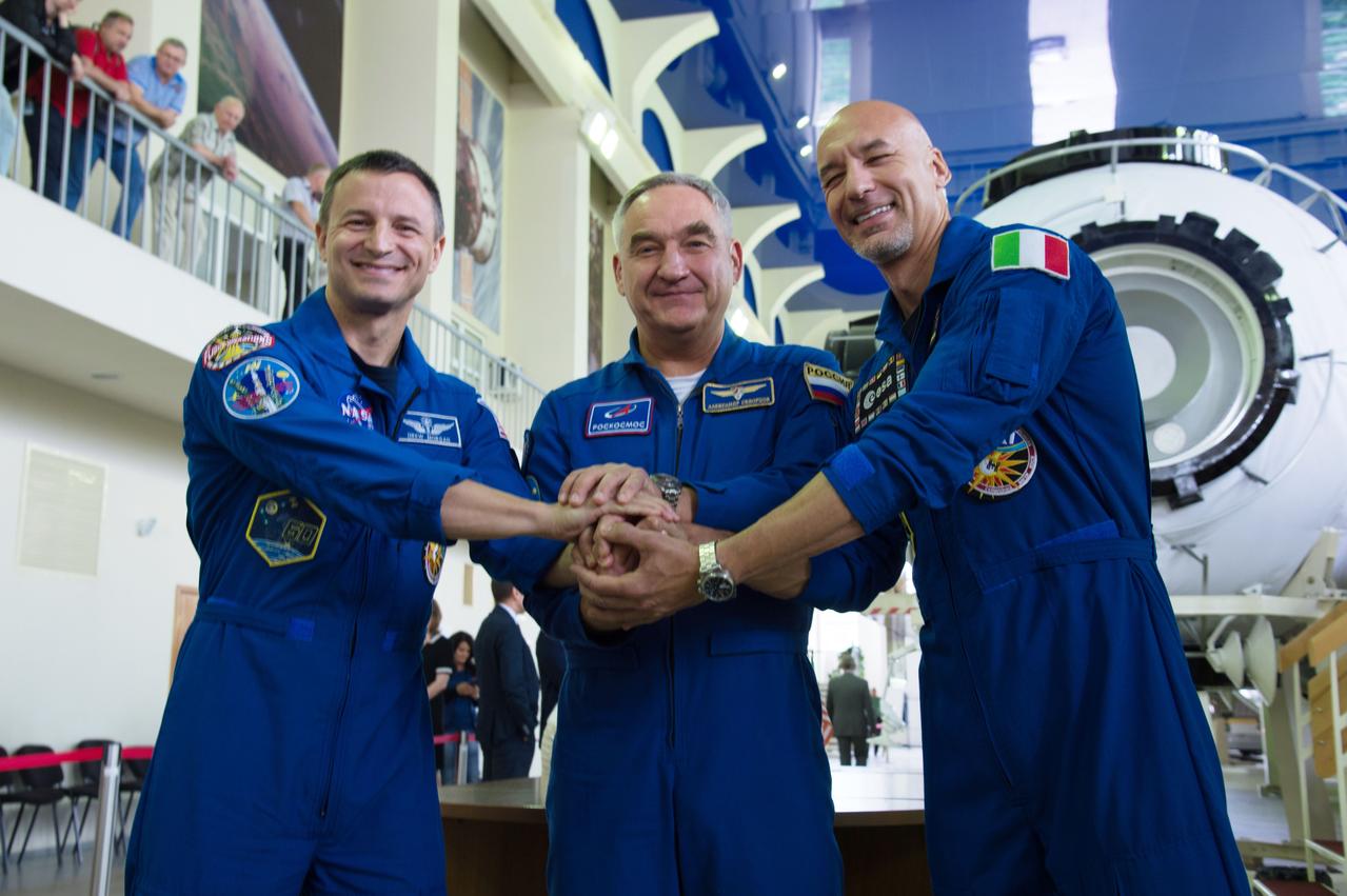jsc2019e035260 - At the Gagarin Cosmonaut Training Center in Star City, Russia, Expedition 60 crewmembers Drew Morgan of NASA (left), Alexander Skvortsov of Roscosmos (center) and Luca Parmitano of the European Space Agency (right) pose for pictures June 26 during final qualification exams. They will launch July 20 on the Soyuz MS-13 spacecraft from the Baikonur Cosmodrome in Kazakhstan for a mission on the International Space Station...NASA/Beth Weissinger.