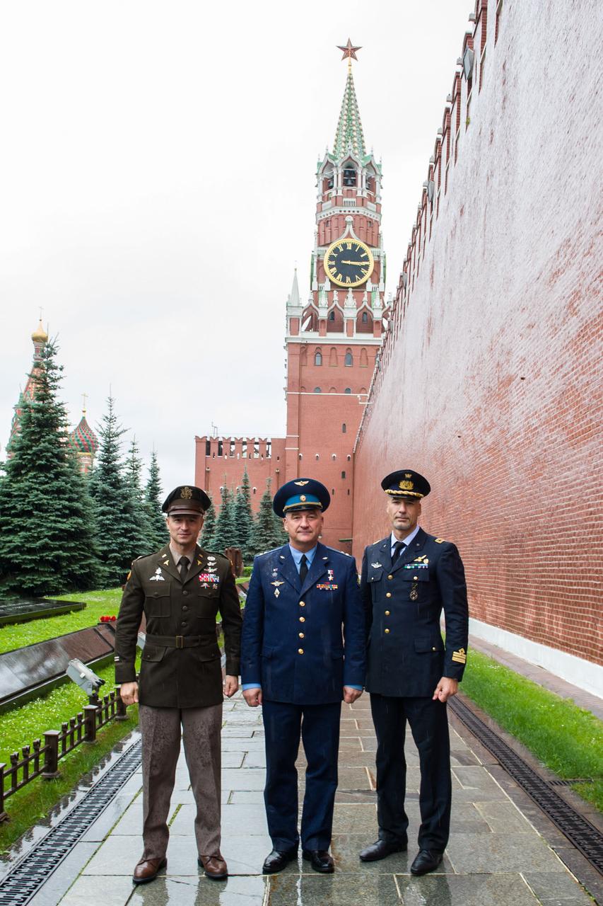 jsc2019e036801 - At the Kremlin Wall at Red Square in Moscow, Expedition 60 crewmembers Drew Morgan of NASA (left), Alexander Skvortsov of Roscosmos (center) ad Luca Parmitano of the European Space Agency (right) pose for pictures June 28 during a traditional pre-launch visit. They will launch July 20 on the Soyuz MS-13 spacecraft from the Baikonur Cosmodrome in Kazakhstan for a mission on the International Space Station...Andrey Shelepin/GCTC.