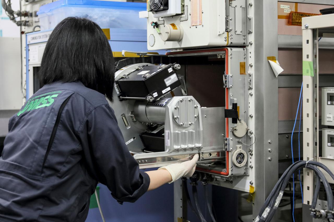 jsc2019e039833 (7/8/2019) --- A view of the installation of the Hourglass apparatus into turn table of the Cell Biology Experiment Facility (CBEF) Ground model which creates artificial gravity environment when personnel took a test fit. The Hourglass investigation examines the relationship between gravity and the behavior of granular materials such as regolith that covers the surface of planets and planetary-like bodies. Researchers observe various granular materials inside an hourglass and a measuring cylinder under different gravity conditions. Better understanding of the behavior of these materials supports the design of spacecraft for future missions landing on the surfaces of planets and other celestial bodies. (Image courtesy of: JAXA)