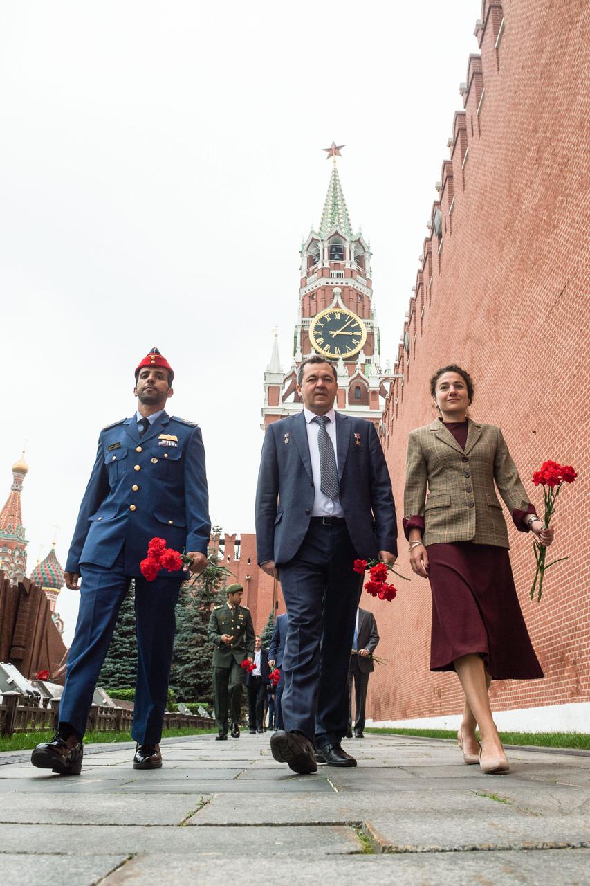 jsc2019e052238 - The next crew to launch to the International Space Station walks along the Kremlin Wall at Red Square in Moscow Sept. 5 for the traditional ceremony of laying flowers at the site where Russian space icons are interred. From left to right are spaceflight participant Hazzaa Ali Almansoori of the United Arab Emirates and Expedition 61 crewmembers Oleg Skripochka of Roscosmos and Jessica Meir of NASA. They will launch Sept. 25 from the Baikonur Cosmodrome in Kazakhstan on the Soyuz MS-15 spacecraft for a mission on the International Space Station...Andrey Shelepin/Gagarin Cosmonaut Training Center.