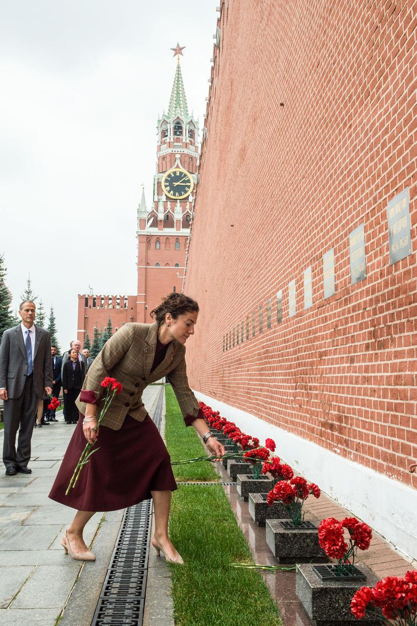 jsc2019e052240 - At the Kremlin Wall in Red Square in Moscow, Expedition 61 crewmember Jessica Meir of NASA lays flowers where Russian space icons are interred Sept. 5 as part of traditional pre-flight ceremonies. Meir, Oleg Skripochka of Roscosmos and spaceflight participant Hazzaa Ali Almansoori of the United Arab Emirates will launch Sept. 25 from the Baikonur Cosmodrome in Kazakhstan on the Soyuz MS-15 spacecraft for a mission on the International Space Station...Andrey Shelepin/Gagarin Cosmonaut Training Center.