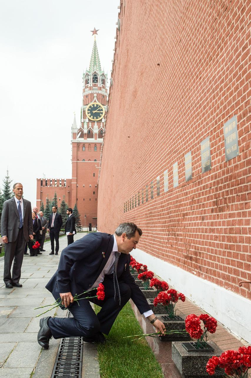 jsc2019e052245 - At the Kremlin Wall in Red Square in Moscow, Expedition 61 crewmember Oleg Skripochka of Roscosmos lays flowers where Russian space icons are interred Sept. 5 as part of traditional pre-flight ceremonies. Skripochka, Jessica Meir of NASA and spaceflight participant Hazzaa Ali Almansoori of the United Arab Emirates will launch Sept. 25 from the Baikonur Cosmodrome in Kazakhstan on the Soyuz MS-15 spacecraft for a mission on the International Space Station...Andrey Shelepin/Gagarin Cosmonaut Training Center.