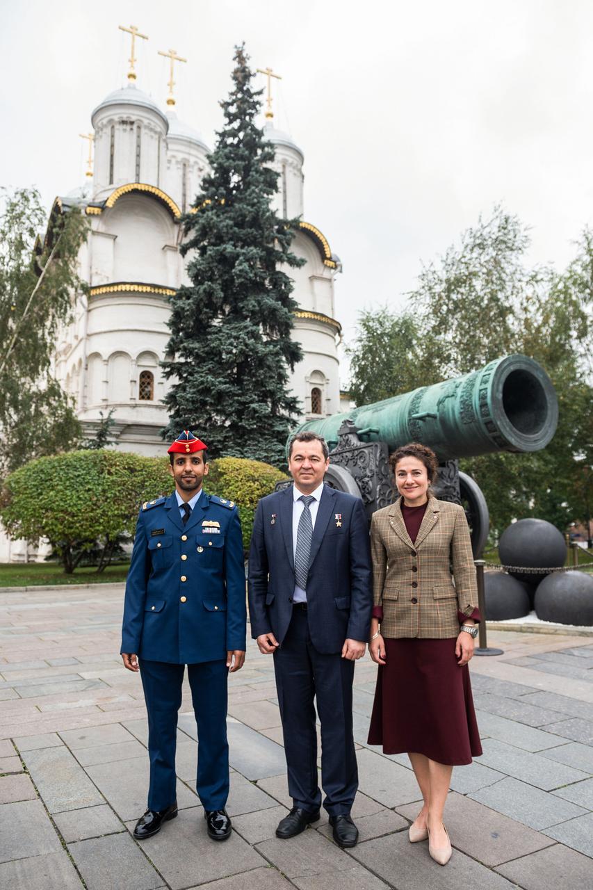 jsc2019e052246 - Inside the Kremlin in Moscow, spaceflight participant Hazzaa Ali Almansoori of the United Arab Emirates (left) and Expedition 61 crewmembers Oleg Skripochka of Roscosmos (center) and Jessica Meir of NASA (right) pose for pictures in front of the Tsar Cannon Sept. 5 after laying flowers at the Wall where Russian space icons are interred. They will launch Sept. 25 from the Baikonur Cosmodrome in Kazakhstan on the Soyuz MS-15 spacecraft for a mission on the International Space Station...Andrey Shelepin/Gagarin Cosmonaut Training Center.