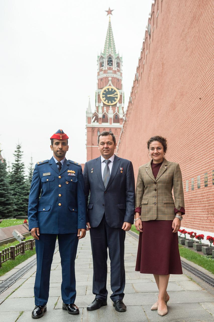 jsc2019e052247 - At the Kremlin Wall in Red Square in Moscow, spaceflight participant Hazzaa Ali Almansoori of the United Arab Emirates (left) and Expedition 61 crewmembers Oleg Skripochka of Roscosmos (center) and Jessica Meir of NASA (right) pose for pictures Sept. 5 after laying flowers at the Wall where Russian space icons are interred. They will launch Sept. 25 from the Baikonur Cosmodrome in Kazakhstan on the Soyuz MS-15 spacecraft for a mission on the International Space Station...Andrey Shelepin/Gagarin Cosmonaut Training Center.