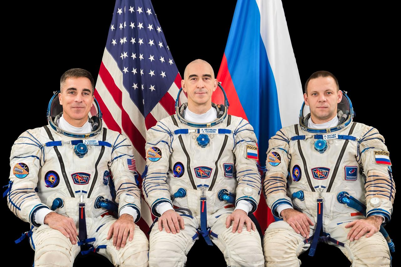 jsc2020e014994 (Nov. 12, 2019) --- The prime Expedition 63 crewmembers pose for a portrait at the Gagarin Cosmonaut Training Center in Star City, Russia. From left are, NASA astronaut and Commander Chris Cassidy and Roscosmos cosmonauts and Flight Engineers Anatoly Ivanishin and Ivan Vagner.