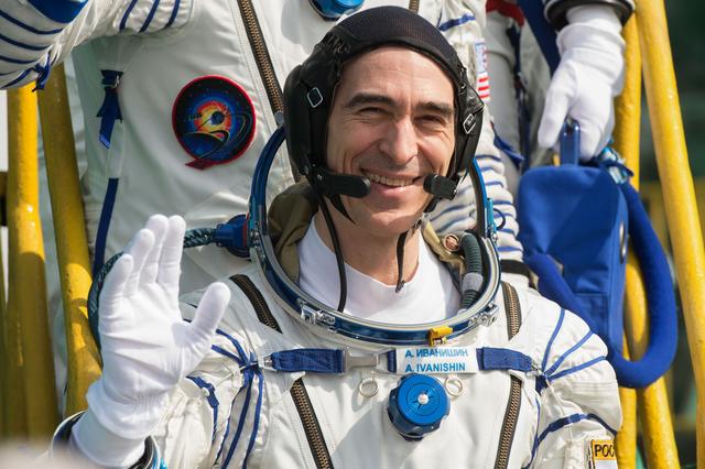 NASA image: Expedition 63 Crew Waves Farewell