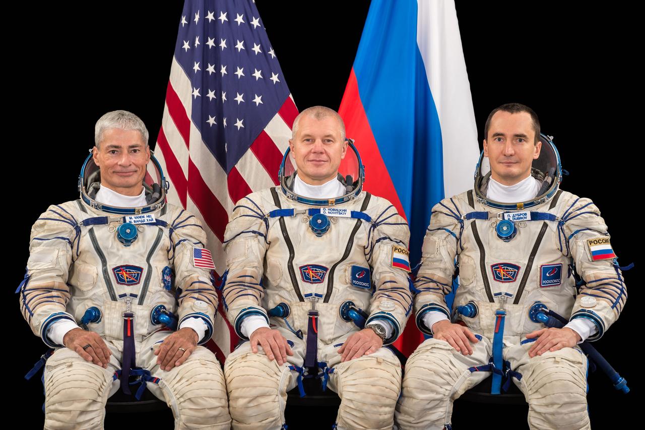 jsc2020e036117 - Exp-64 Back Up Crew - GCTC Portrait - Mark Vande Hei, Oleg Novitskiy, Petr Dubrov