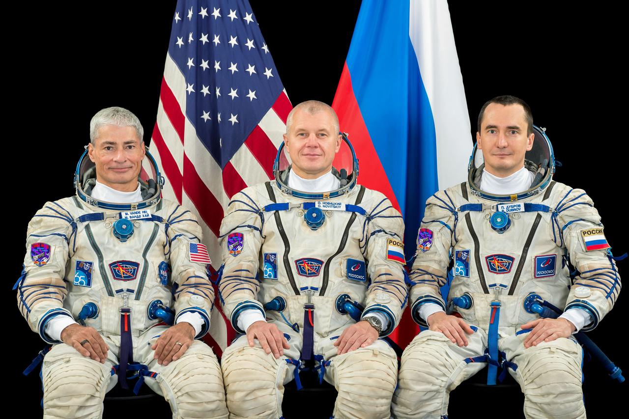 jsc2021e010286 - Exp-65 Soyuz MS-18/64S Crew Photo - Prime; Mark Vande Hei, Oleg Novitskiy and Pyotr Dubrov from GCTC