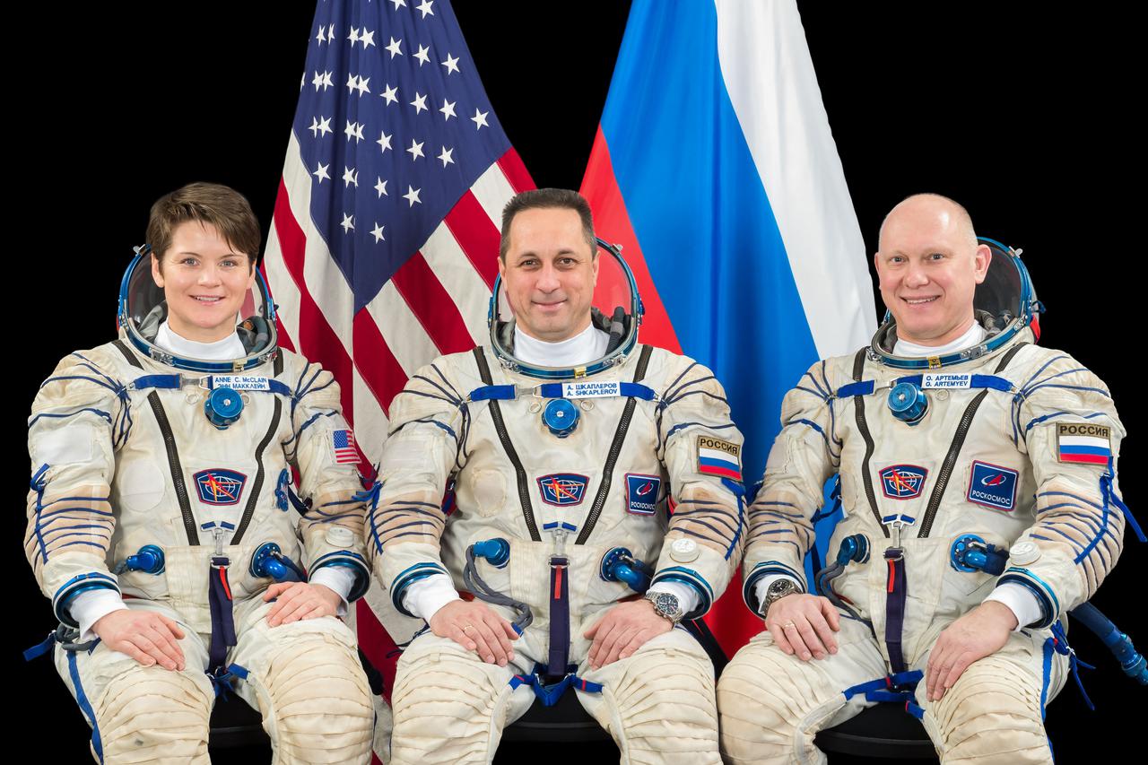 jsc2021e010290 - Exp-65 Soyuz MS-18/64S Crew Photo - Back Up; Anne McClain, Anton Shkaplerov and Oleg Artemyev from GCTC