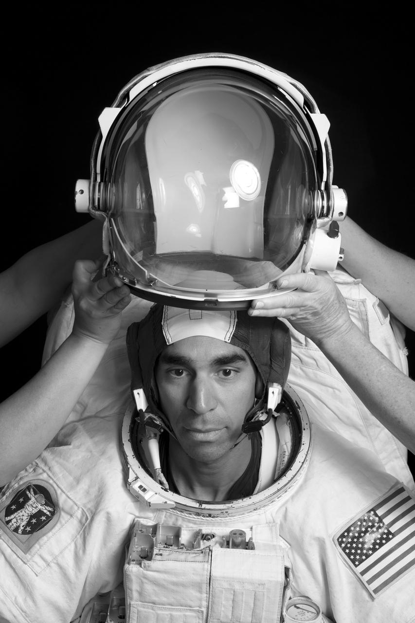 Date: 05-11-2021 Location: Bldg 8, Studio Subject: Portrait of NASA astronaut Raja Chari in EMU at Johnson Space Center Photographer: James Blair