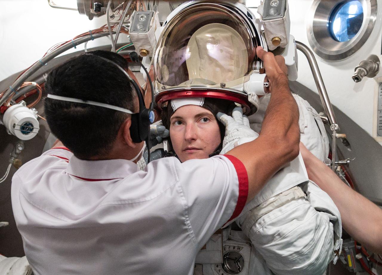 Date: 04-27-2021 Location: Bldg 7, SSATA Subject:  Increment 66 crew member Kayla Barron suits up during a dry altitude run in the SSATA chamber at Johnson Space Center. Photographer: James Blair