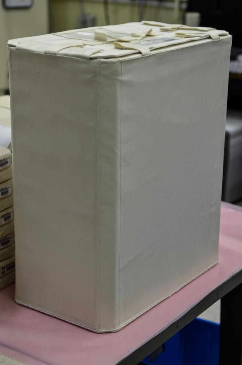 jsc2021e019951 (6/10/2015) --- A preflight photo of a Double Coldbag. The Double Coldbag is a passive resource that provides for the specific temperature needs for scientific samples and other temperature-sensitive payload items. These options are available on the International Space Station (ISS), during launch and return.