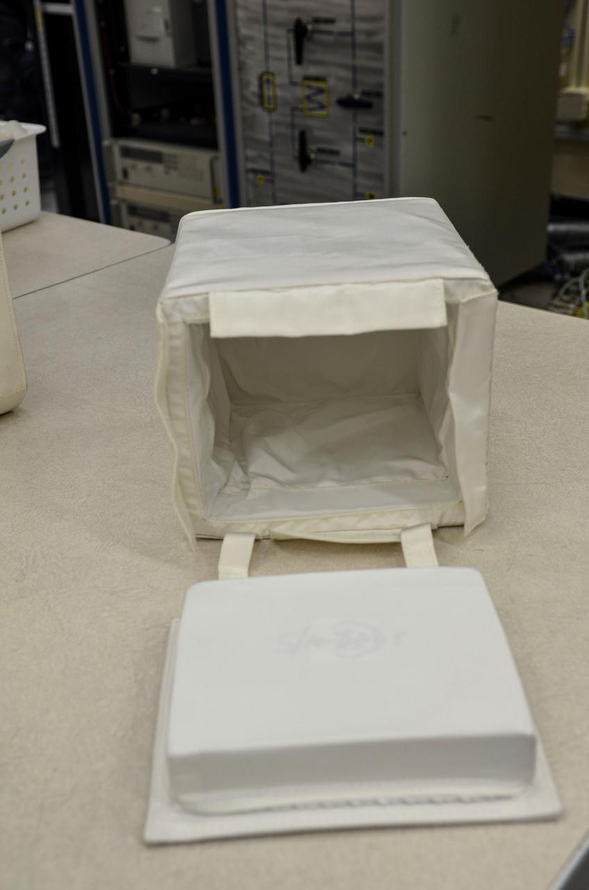 jsc2021e019956 (8/10/2015) --- A preflight photo of a Mini Coldbag with the lid open. The Mini Coldbag is a temperature control resource that provides for the specific needs for scientific samples and other temperature-sensitive payload items. These options are available on the International Space Station (ISS) during launch and return operations.