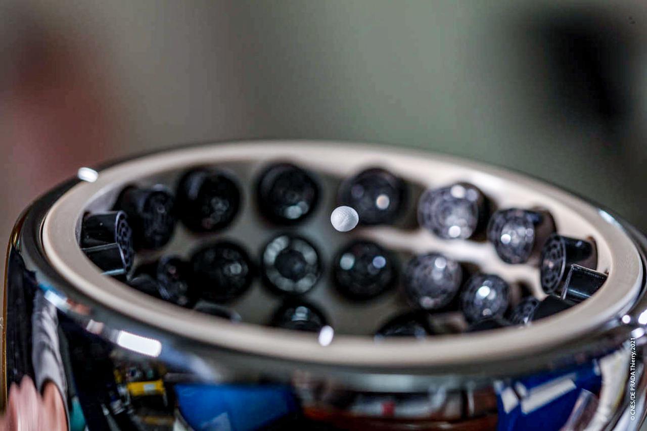 jsc2021e020420 (2/10/2021) --- A preflight view of the Ultrasonic Tweezers handle trapping a polystyrene sphere during hardware verification. The objective of the Ultrasonic Tweezers project is to develop acoustic tweezers that use sound to allow for remote and contactless manipulation of materials in a microgravity context.  Image courtesy of CNES/T. De Prada.