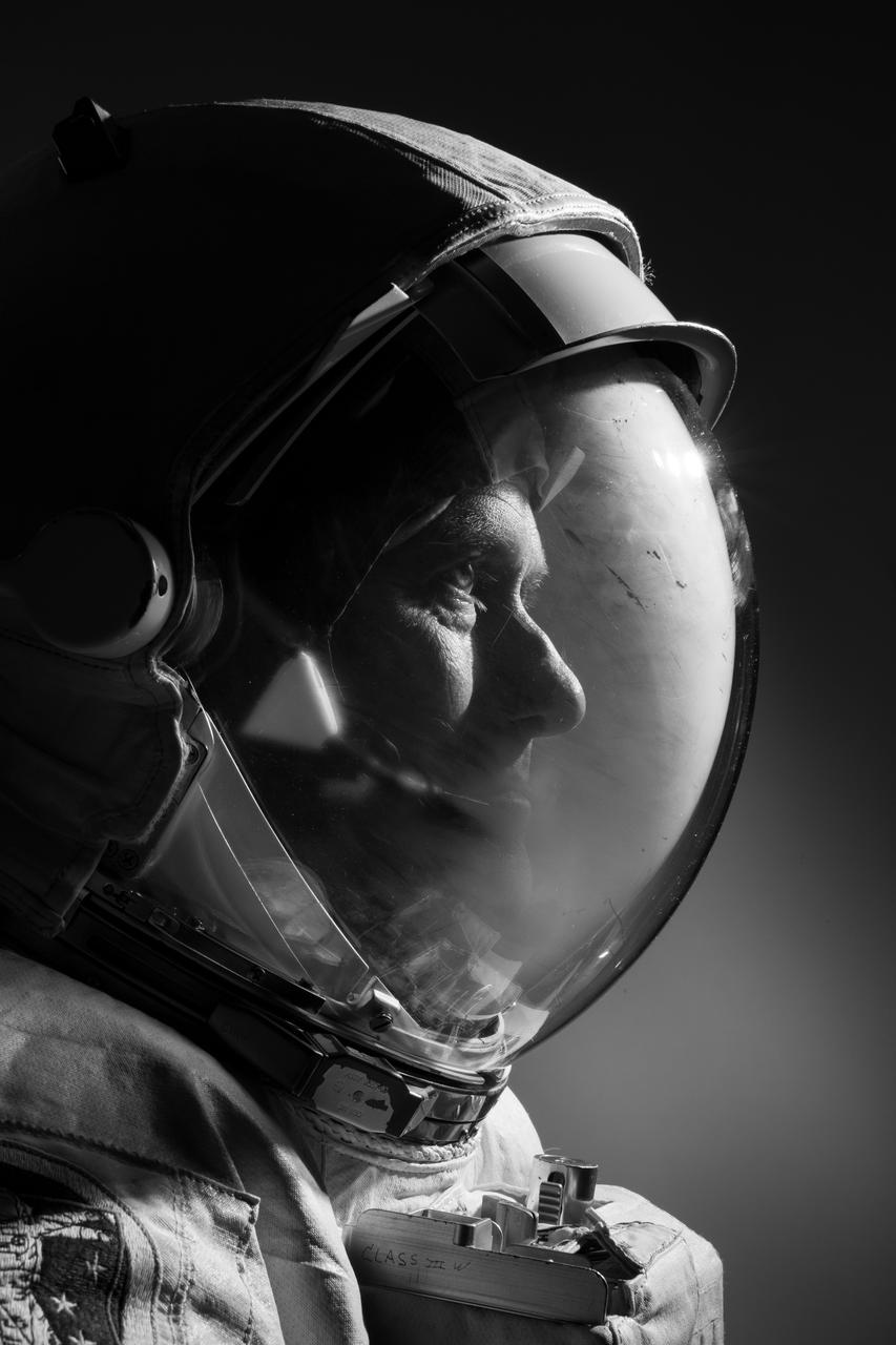 Official NASA Portrait of astronaut Tom Marshburn wearing the Extravehicular Mobility Unit spacesuit in Building 8’s Photo Studio at the Johnson Space Center, July 19, 2021.  PHOTOGRAPHER: Josh Valcarcel – Johnson Space Center