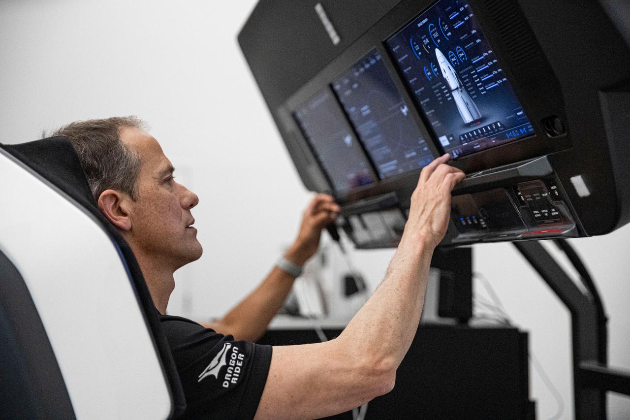 jsc2021e038355 (May 18, 2021) --- NASA astronaut and SpaceX Crew-3 Pilot Thomas Marshburn is pictured during preflight training at SpaceX headquarters in Hawthorne, California. Credit: SpaceX