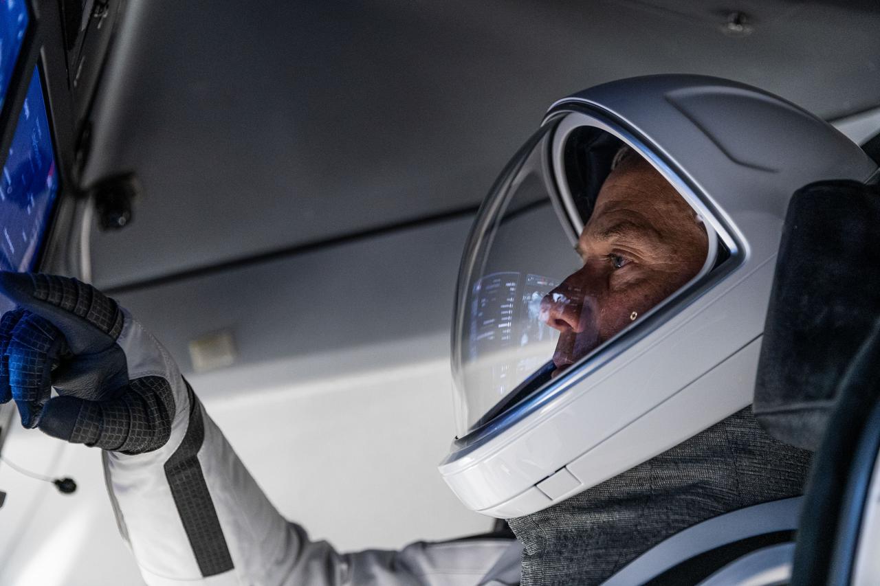 jsc2021e042600 (Aug. 16, 2021) --- NASA astronaut and SpaceX Crew-3 Pilot Thomas Marshburn is pictured in his spacesuit during a training session at SpaceX headquarters in Hawthorns, California. Credit: SpaceX