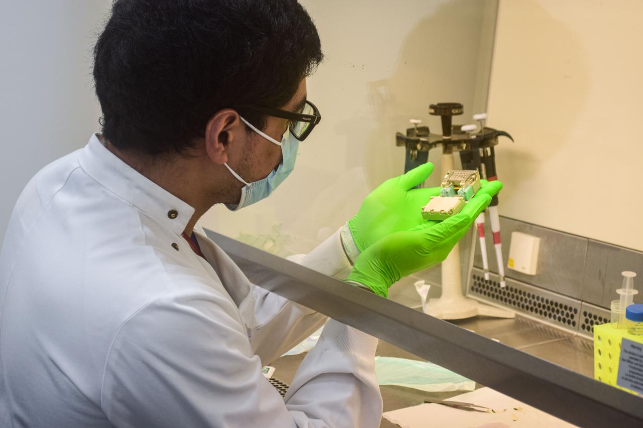 jsc2021e058713 (3/4/2021) --- The MicroAge experimental unit assembly at the University of Liverpool, featuring Dr Shahjahan Shigdar at the Institute of Life Course and Medical Sciences. This investigation helps identify the mechanisms by which astronauts lose skeletal muscle mass in microgravity and identify optimum exercise regimens, nutritional, or pharmacological interventions for prevention. Image courtesy of University of Liverpool.