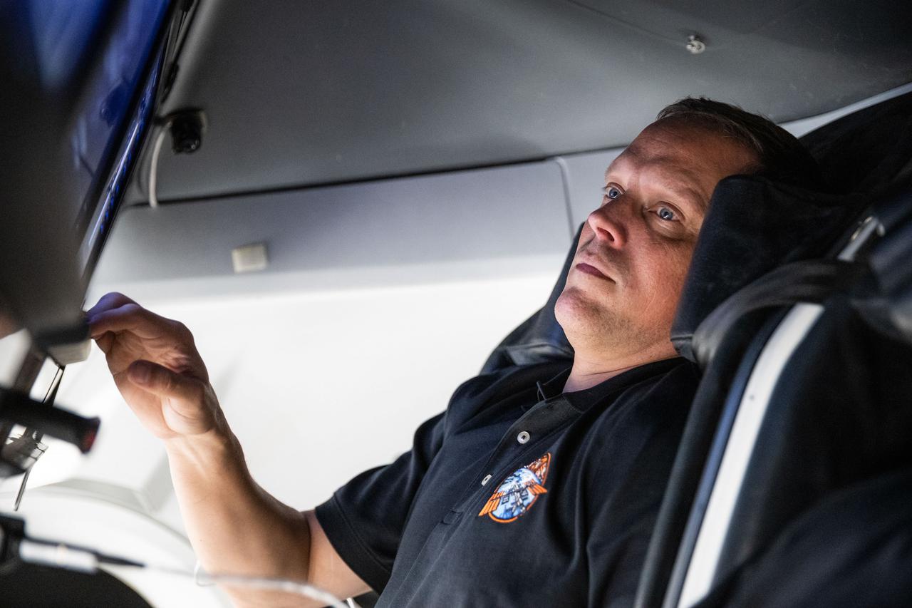 jsc2022e003324 (Dec. 14, 2021) --- NASA astronaut and SpaceX Crew-4 pilot Bob Hines participates in training at SpaceX headquarters in Hawthorne, CA.