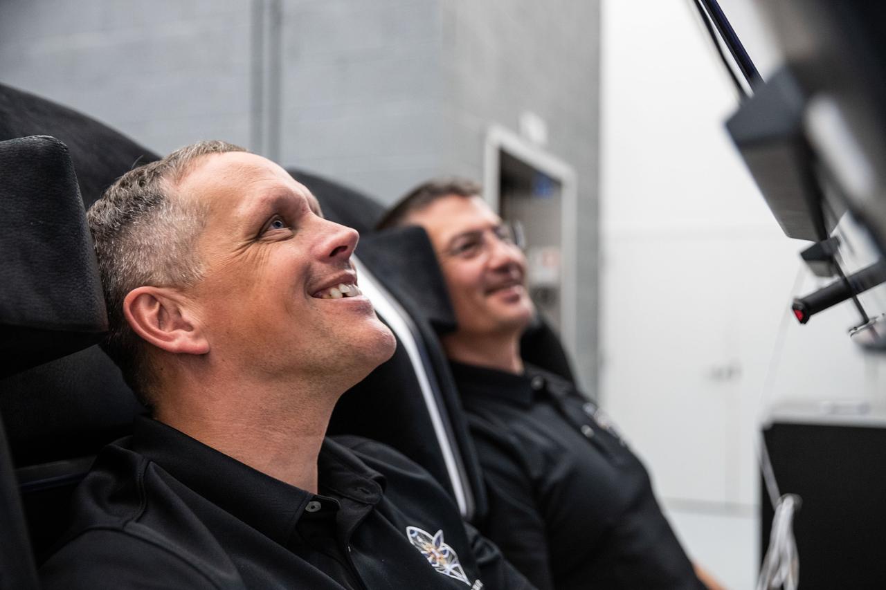 jsc2022e003327 (Dec. 15, 2021) --- NASA’s SpaceX Crew-4 astronauts participate in a training session at SpaceX headquarters in Hawthorne, CA. From left to right: NASA astronaut and Crew-4 pilot Bob Hines, and NASA astronaut and Crew-4 commander Kjell Lindgren.