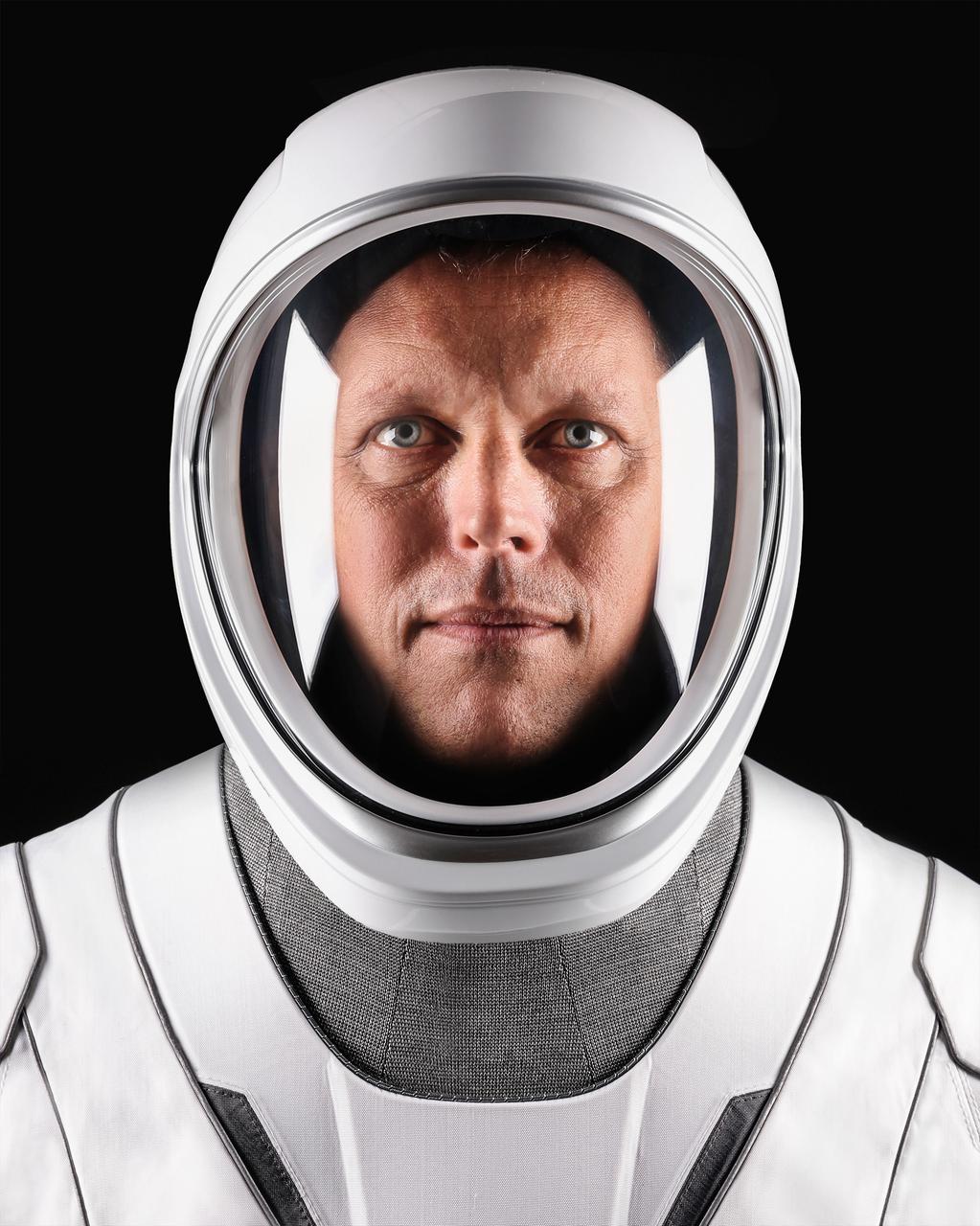 jsc2022e016920 (March 21, 2022) --- Astronaut Robert Hines of NASA's Commercial Crew Program, SpaceX Crew-4 Pilot, poses for a portrait in his pressure suit at SpaceX headquarters in Hawthorne, California. Credit: SpaceX
