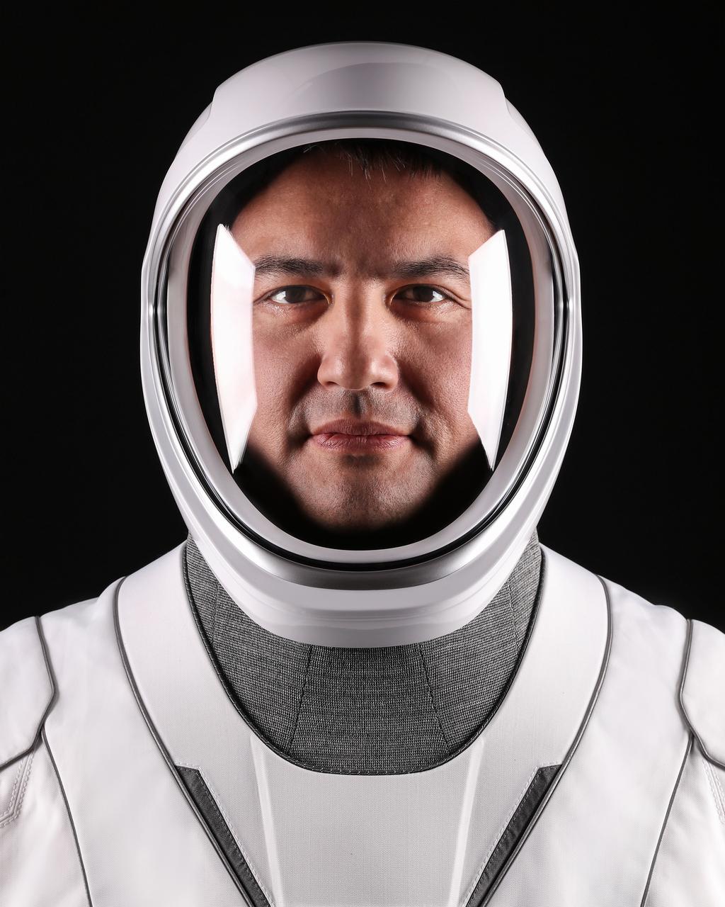 jsc2022e016921 (March 21, 2022) --- Astronaut Kjell Lindgren of NASA's Commercial Crew Program, SpaceX Crew-4 Commander, poses for a portrait in his pressure suit at SpaceX headquarters in Hawthorne, California. Credit: SpaceX