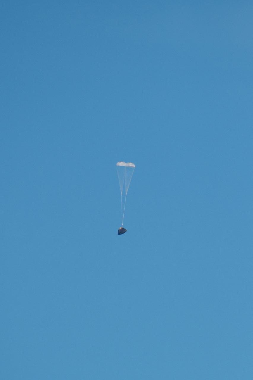 Orion's parachutes deploy as it returns to Earth after Exploration Flight Test-1 (EFT-1) on Dec. 5, 2014.  Part of Batch image transfer from Flickr.