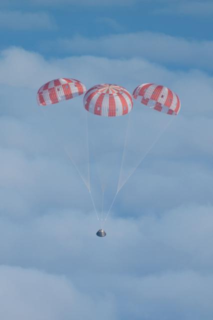 NASA image: Orion returns to Earth after a succesfull flight