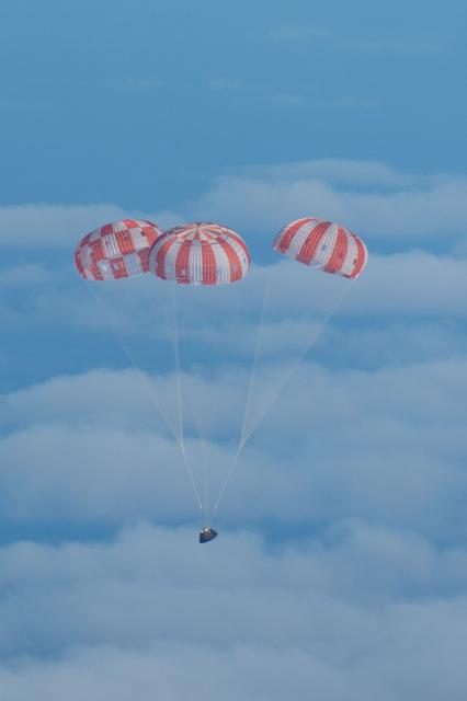 NASA image: Orion returns to Earth after a succesful flight