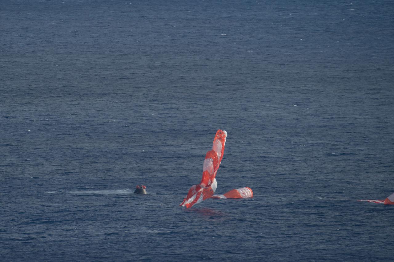 Orion splashes down in the Pacific Ocean after Exploration Flight Test-1 (EFT-1) on Dec. 5, 2014.  Part of Batch image transfer from Flickr.