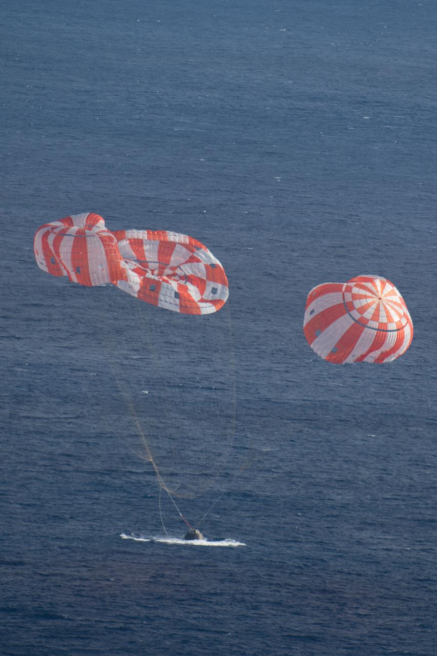Orion splashes down in the Pacific Ocean after Exploration Flight Test-1 (EFT-1) on Dec. 5, 2014.  Part of Batch image transfer from Flickr.