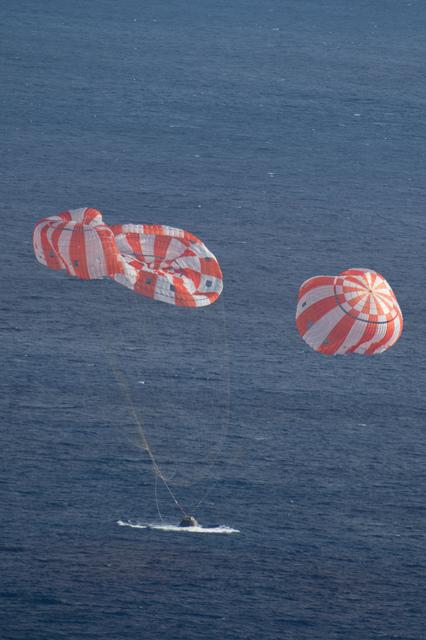 NASA image: Orion returns to Earth after a succesfull flight