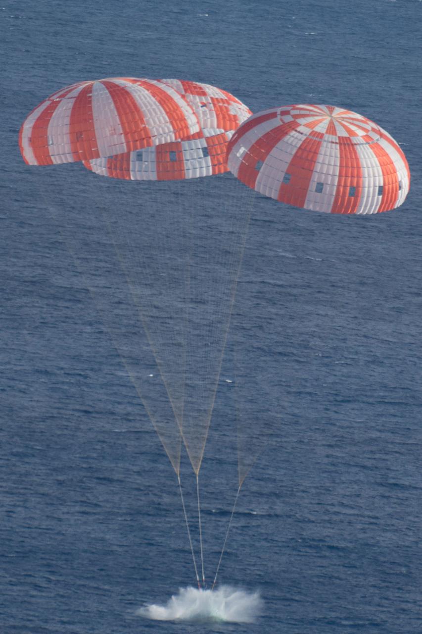 Orion splashes down in the Pacific Ocean after Exploration Flight Test-1 (EFT-1) on Dec. 5, 2014.  Part of Batch image transfer from Flickr.