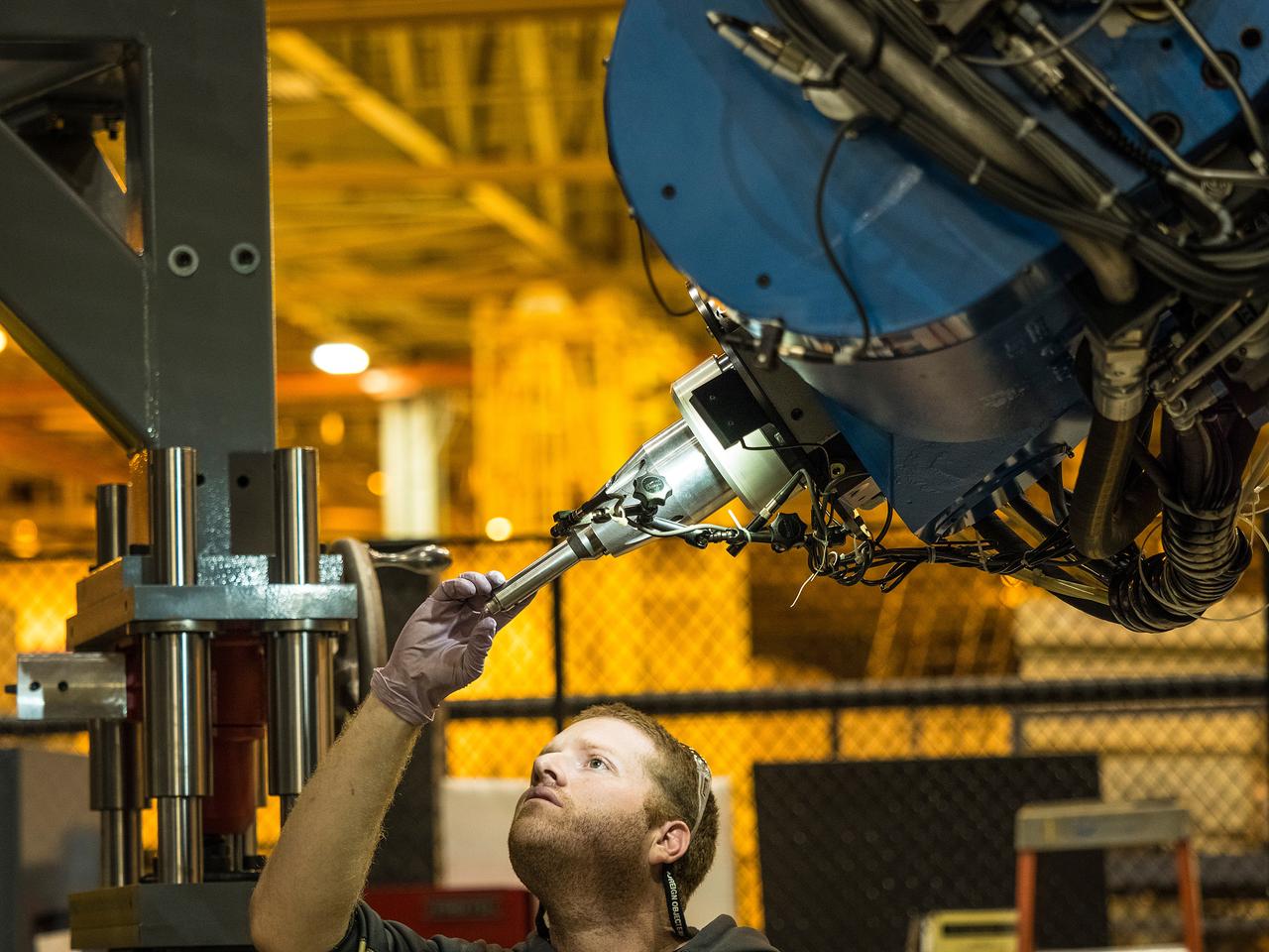 Lockheed Martin team completes the closeout weld of the pathfinder pressure vessel at NASA's Michoud Assembly Facility in New Orleans on Nov. 15, 2015. The pathfinder welds demonstrated the tools and processes required to safely perform the 7 welds required to assemble the pressure vessel for Artemis I.  Part of Batch image transfer from Flickr.