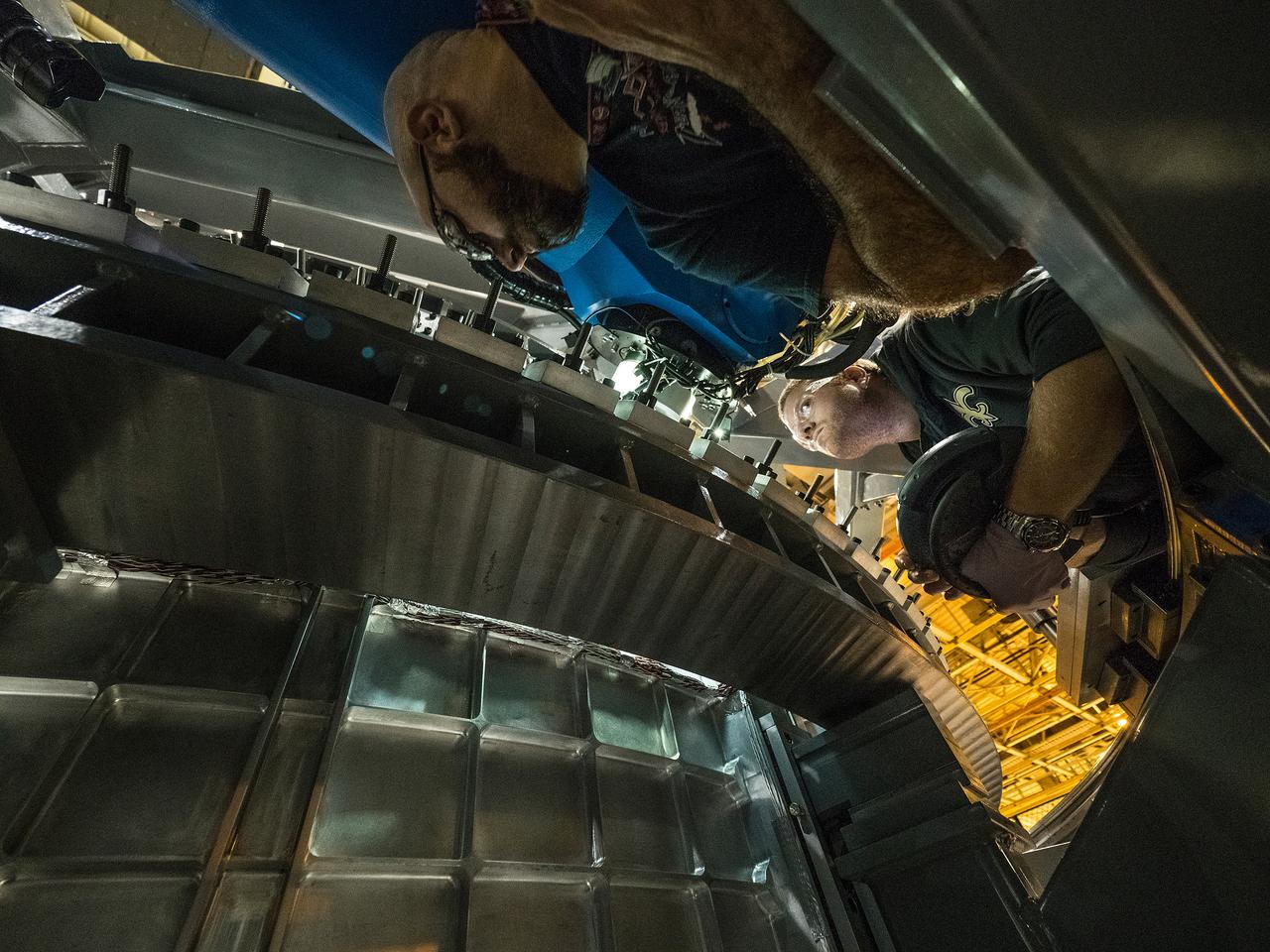 Lockheed Martin team completes the closeout weld of the pathfinder pressure vessel at NASA's Michoud Assembly Facility in New Orleans on Nov. 15, 2015. The pathfinder welds demonstrated the tools and processes required to safely perform the 7 welds required to assemble the pressure vessel for Artemis I.  Part of Batch image transfer from Flickr.