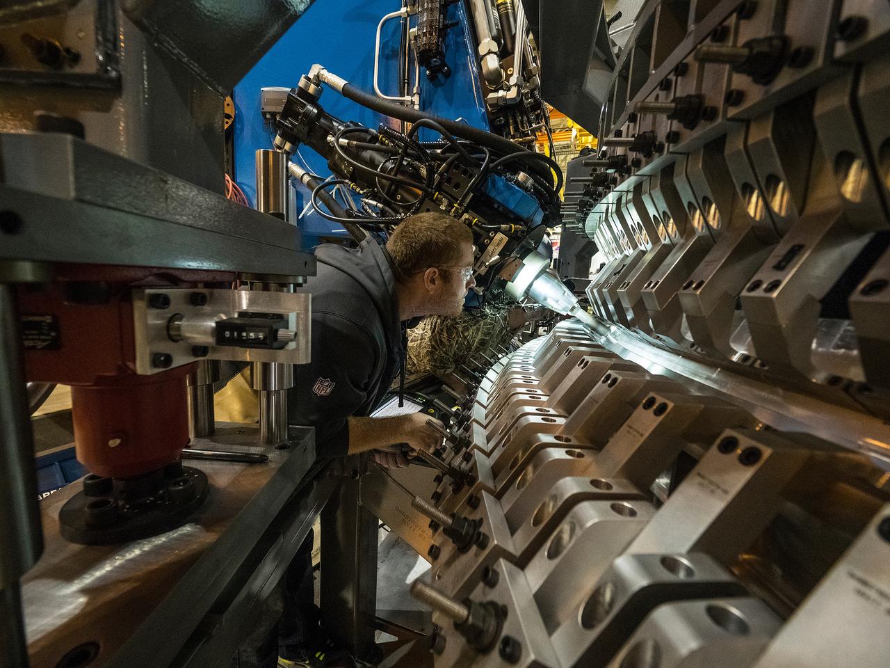 Lockheed Martin team completes the closeout weld of the pathfinder pressure vessel at NASA's Michoud Assembly Facility in New Orleans on Nov. 16, 2015. The pathfinder welds demonstrated the tools and processes required to safely perform the 7 welds required to assemble the pressure vessel for Artemis I. Part of Batch image transfer from Flickr.