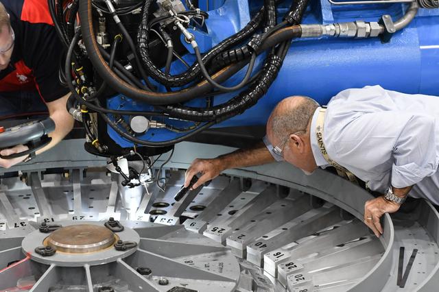 NASA image: Orion pressure vessel for Exploration Mission-2