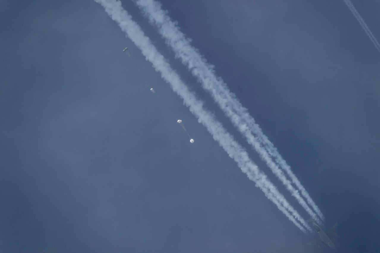 NASA successfully tested the Orion spacecraft’s parachute system on March 16, 2018 at the U.S. Army Proving Ground in Yuma, Arizona. It was the first time engineers intentionally failed one of the system’s three Forward Bay Cover parachutes. The Forward Bay Cover protects the upper part of Orion throughout its mission, but must be jettisoned during landing so the rest of Orion’s parachutes can deploy. Engineers are nearing completion of the series of tests to qualify the parachute system for flights with crew.